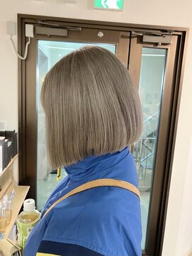 コワファースト長崎シャンプーボーイ 2nd(COIFF1RST 長崎 SHAMPOO BOY) 長崎 ケアブリーチ パツっとボブ ホワイトグレージュ