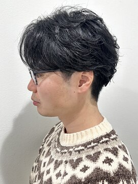 ヒュイル バイ ニアウ(Hwyl by Niau) メンズセンターパートパーマニュアンスパーマフェザーパーマ