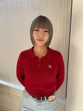 ヘアーアイスカルテット(HAIR ICI QUARTET) 大人可愛いダブルカラーシルバー切りっぱなしボブ