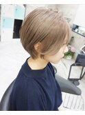 ショートボブ×ミルクティーカラー