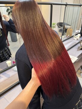 ニィ(2iee.) ぱつっとチェリーレッドグラデーション