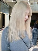 プラチナベージュのロングストレート(アディクシーカラー)