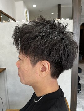 ツイストスパイラルパーマアップバング短髪ツーブロック刈り上げ