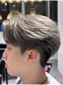 シルバーベージュ刈り上げニュアンスセンターパート
