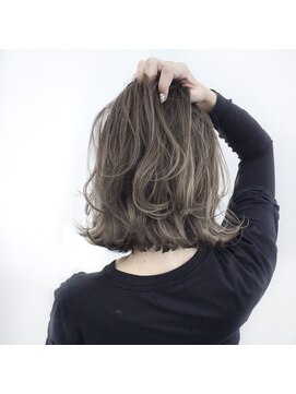 トルネード(TORNADO) 外国人風ボブ ハイライトバレイヤージュグラデ グレージュ