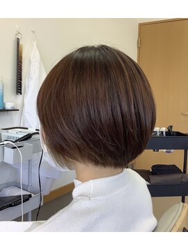 リー(Lea) 耳掛けショート。