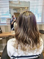 ヘアサロン フラット(hair salon flat)&nbsp;ミルクティベージュハイライトグラデーション×ミディウェーブ