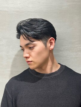 トゥイン 八王子(TWIN) フェザーパーマ　ツーブロック刈り上げ　ブルーブラック