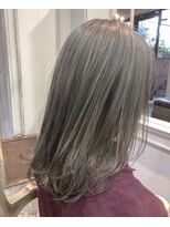 エイチ(H eitf)&nbsp;【Hエイチ原宿/庭田祥宏】ロングヘア デザインカラー