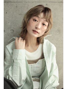 ファム(FAM) ボブレイヤー　ウルフ　ヘーゼルベージュ　ブリーチ　ハイライト