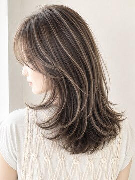サーカス バイ ビュートリアム 青山(CIRCUS by BEAUTRIUM) レイヤーカット ハイライト 白髪ぼかし 脱白髪染め 40代50代