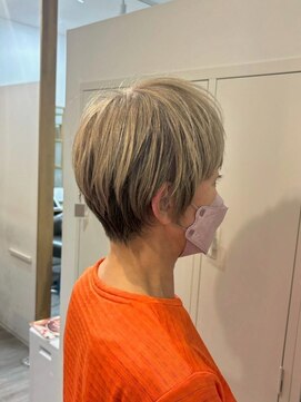 ロッカ(ROCCA) 【柔らか】ナチュラルベージュ×ショートヘアハイライトカラー