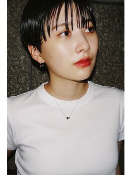 ロッソサンテ(rosso sante)の写真/-ナチュラルの中にも遊び心を忘れない、凛とした美しさが際立つショートカット/ボブスタイルを演出-