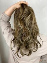 ラトリエ ブロカント 立川北口店(L'atelier BROCANTE)&nbsp;ハイライト アッシュベージュ ベージュカラー カール 無造作