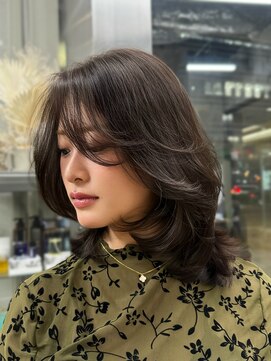 エッセンザ 梅田(ESSENZA) ミディアムレイヤー 海外ヘア