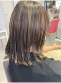 ナチュラル白髪ぼかしハイライト×切りっぱなしボブ
