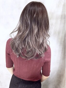 リルア 博多(LIRUA) アッシュグレージュのグラデーションカラー