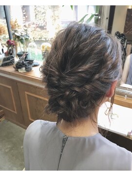 レジーロ (Regilo) 表参道駅徒歩4分【結婚式、二次会、パーティーヘアアレンジ】