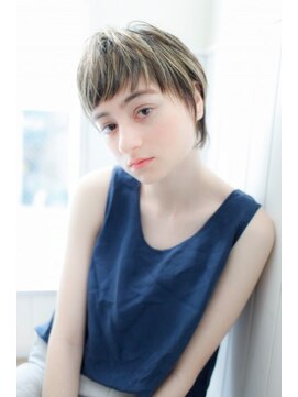 ネオリーブ クーロ(Neolive curro) 外国人風♪白髪ぼかしのハイライトショート♪