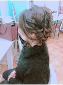 毛先遊ばしでサイドハーフアップ風なアップ