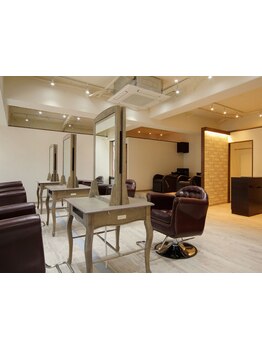 清潔感がある落ち着いた空間で、特別なひとときを過ごしませんか？丁寧な接客と技術力で美髪へと導く…＊