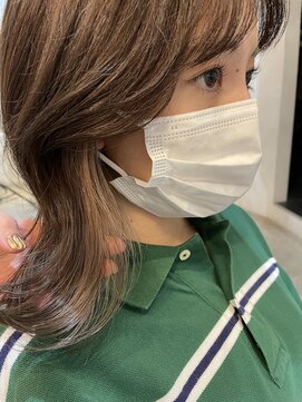 カーム(calm) レイヤーカットインナーカラーチラ見せホワイトベージュ