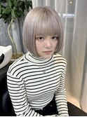 ホワイトベージュ×ミニボブ
