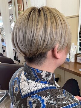 コアフィールフィス(COIFFURE fils) 刈り上げマッシュ 前下がりマッシュ ホワイトベージュ