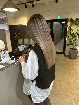 メリー オオサカ(Merly Osaka) ストレートが似合うバレイヤージュ