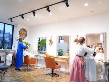 ルッカ(RUKKA hair studio)の写真/ヴィンテージ調の隠れ家的サロンで癒しのひと時―。髪と頭皮に向き合います。綺麗でいたい大人女性の救世主
