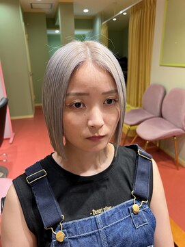 エマ(emma) ぱつっとホワイトブロンドカラー！