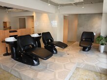 フェリチタ フィロ メンズサロン(FELICITA filo MEN`S Salon)の雰囲気（フラットなシャンプー椅子でリラックス◇[メンズ/ヘッドスパ]）
