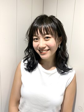 アルト(Alto) シースルーバングと外ハネレイヤーで可愛いセミディヘア