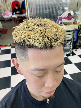 ハウディー(HOWDY) クルックルパーマ　×　スキンフェード【HOWDY前橋店】