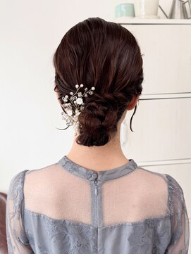 ルーナ(Luna) メディアムさんのふんわりシニヨンヘア