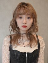 カルテ(QUARTE)&nbsp;ミルクティーベージュ　ミディアムレイヤー　ウェーブアレンジ