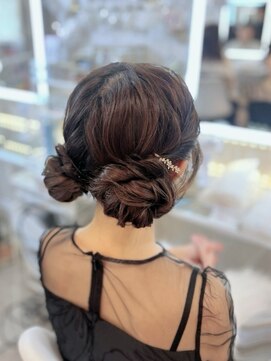 アトリエビューティーアミュ(atelier beauty AmU) 結婚式 お呼ばれ 推し活 お団子ツインアレンジ×ビジューピン