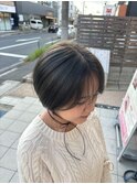 ショートボブ　オリーブグレージュ　センターパート