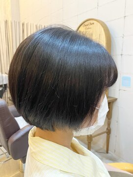 シュシュクルール(Chou Chou Couleur) ナチュラルふんわりショートボブスタイル。