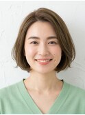 オリーブブラウンで魅せる。大人の柔らかショートボブ