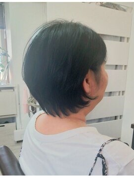 ヴィヴァーチェ(VIVACHE) 黒髪耳かけショート