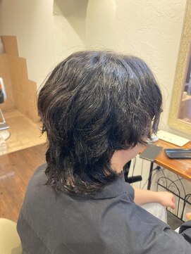 フェリーク ウジヤマダ(feerique UJIYAMADA) センターパートウルフのパーマスタイル！［メンズパーマ］