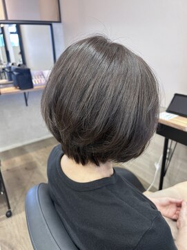 プリンプ トータルビューティ(PRIMP.total beauty) 透けるカラー 透明感グレージュ 大人ショートボブ