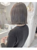さりげなハイライト×グレージュ×切りっぱなしボブ