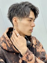 波巻きセンターパートツイストスパイラルツーブロックメンズヘア