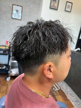 ヘアーワークス ボナ(HAIR WORKS bona.) 強めツイスト×フェードの個性派スタイル/メンズパーマ/カット