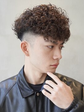 ニコ トウキョウ ロジック(nico TOKYO Logic) スペインカールホワイトメッシュフェードメンズ髪型短髪