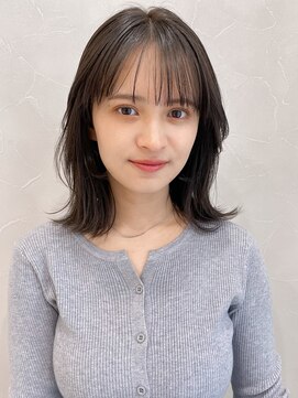 アグノス 青山(Agnos) 大人ガーリーダークアッシュミディアムレイヤーカット 小顔