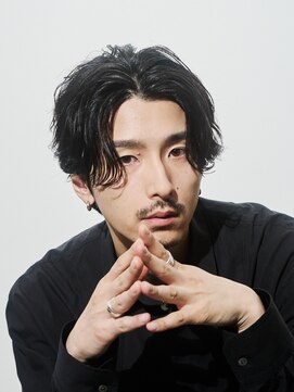 レタッチバイフィフス(RETOUCH by fifth) 男らしさ溢れる緩めのニュアンスパーマのセンターパート