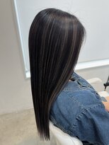 アン(un)&nbsp;筋感太めのハイライト × バレイヤージュ